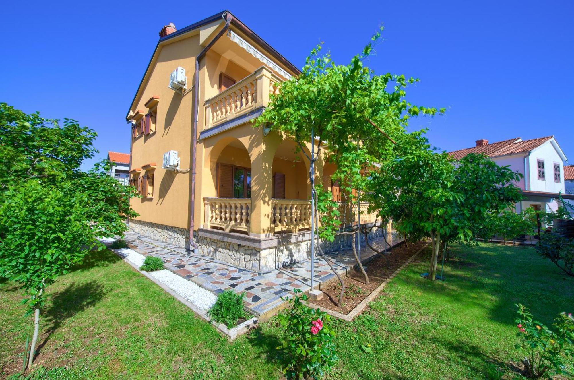 קרק Apartment Bazina - Airconditioning, Parking, 500M From The Beach מראה חיצוני תמונה