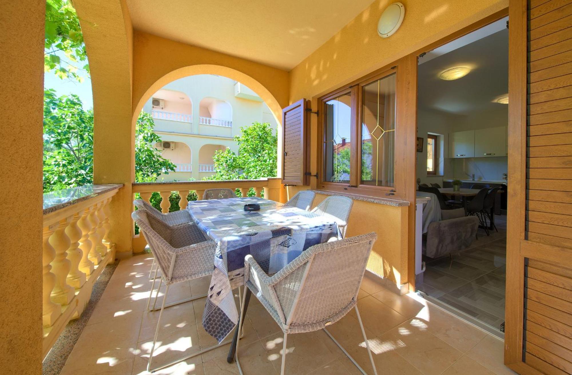 קרק Apartment Bazina - Airconditioning, Parking, 500M From The Beach מראה חיצוני תמונה