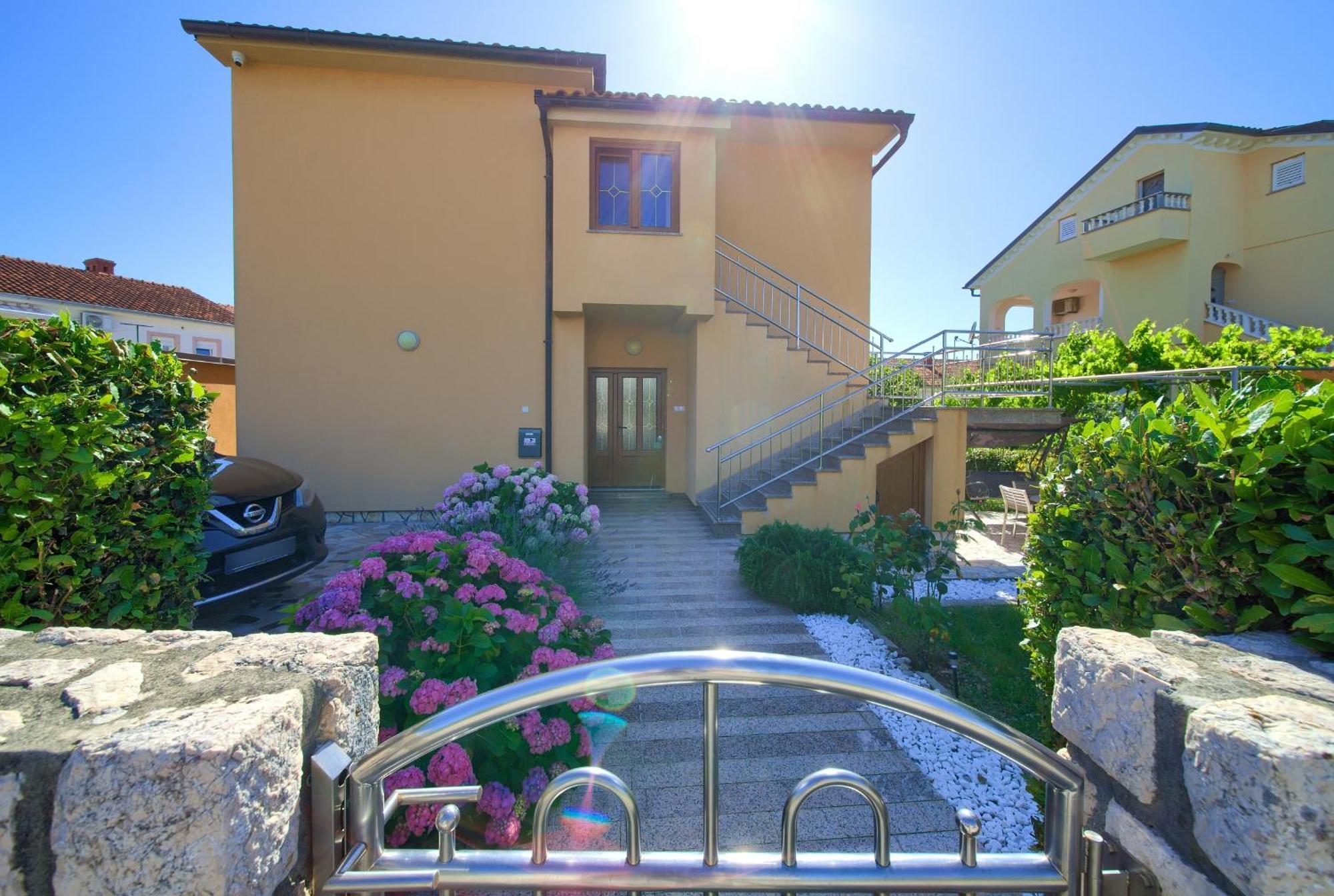 קרק Apartment Bazina - Airconditioning, Parking, 500M From The Beach מראה חיצוני תמונה