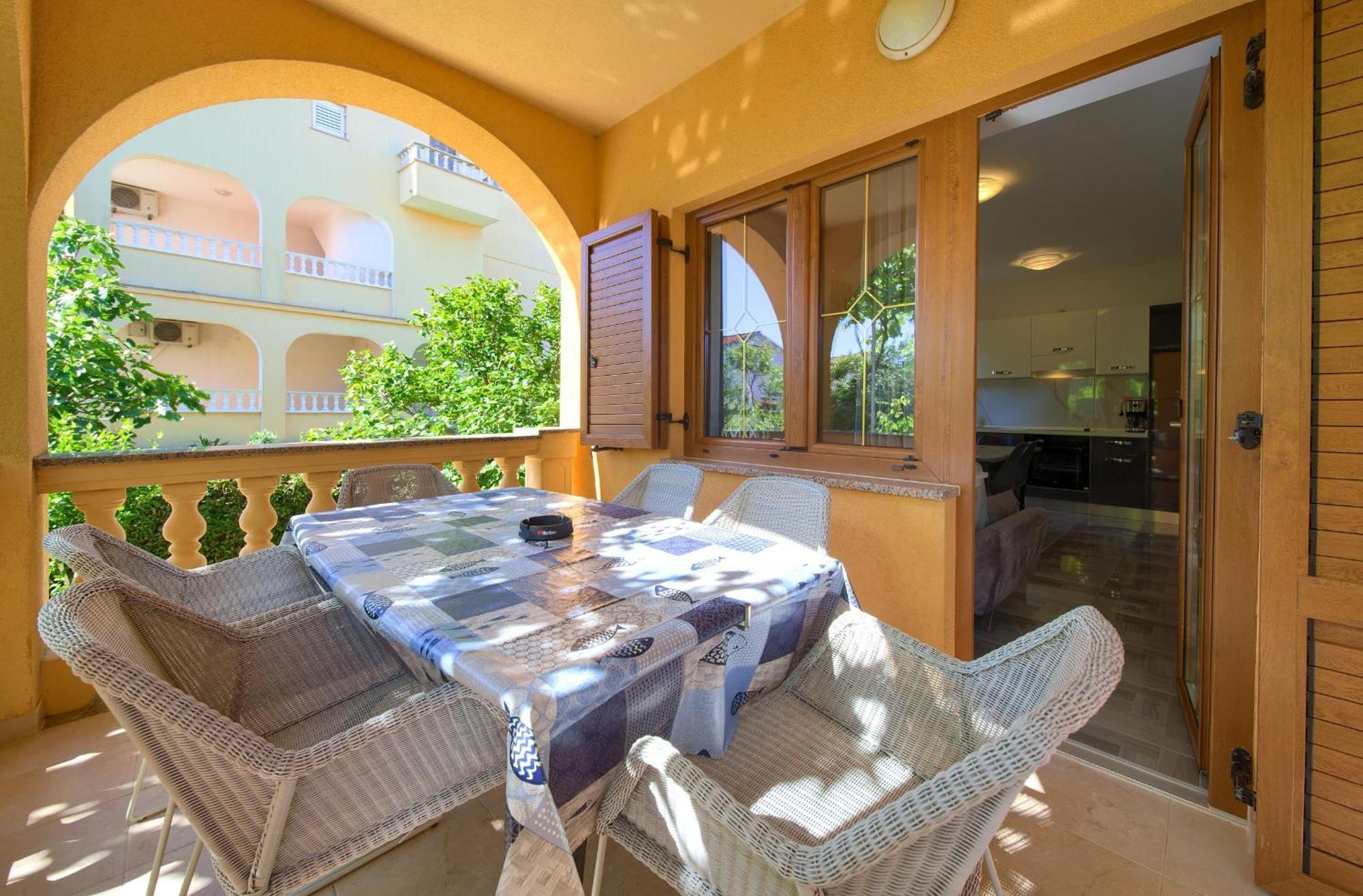 קרק Apartment Bazina - Airconditioning, Parking, 500M From The Beach מראה חיצוני תמונה